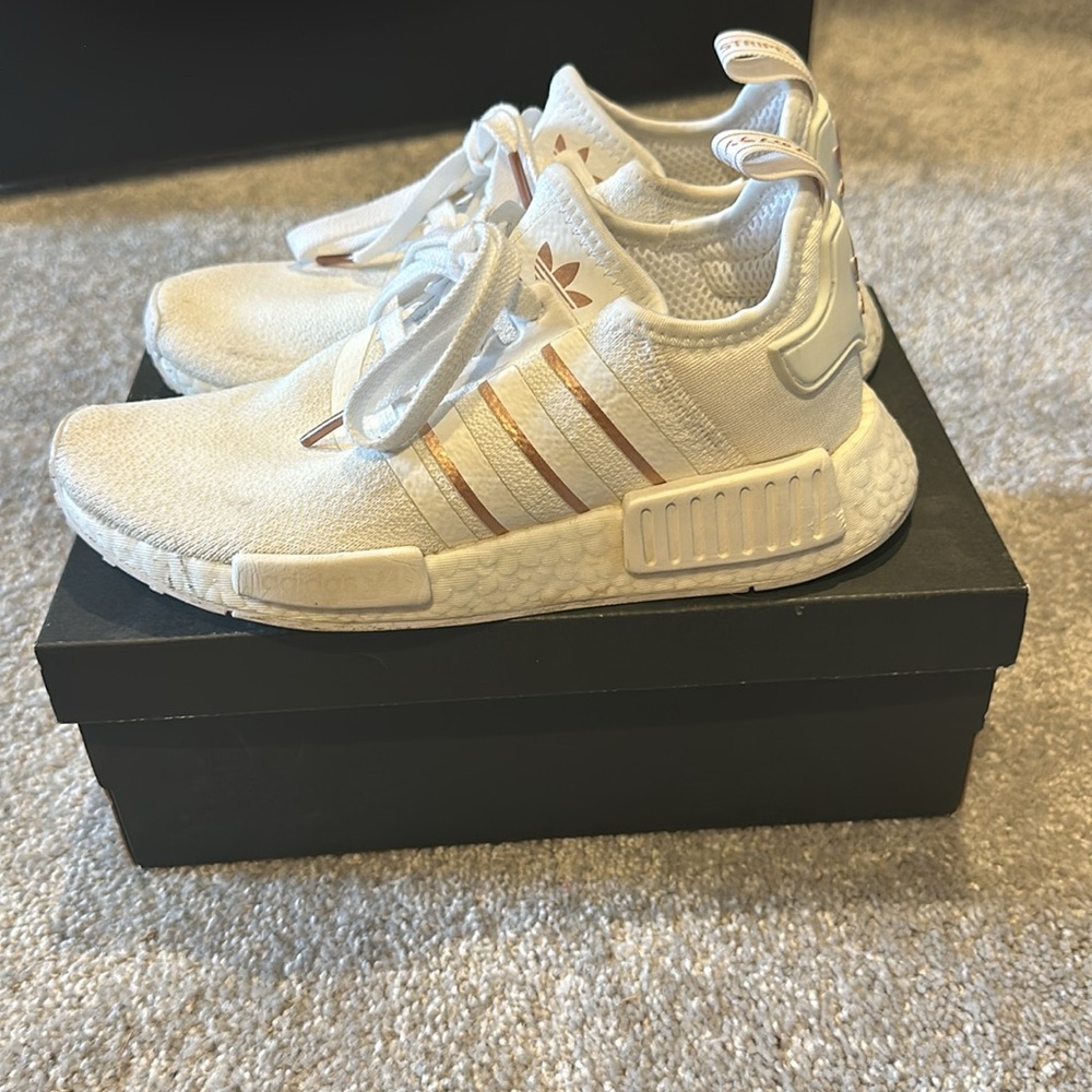 Adidas Women’s NMD R1 sz 6